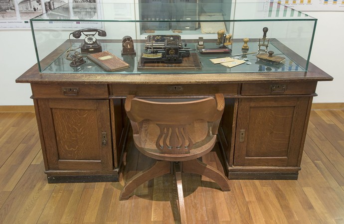 Münster, the desk of Westphalia, view into display cabinet 25, Stadtmuseum Münster